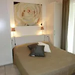 Lovely Flat Wiht Enclosed Garden And Fireplace