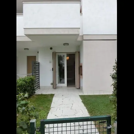 Lovely Flat Wiht Enclosed Garden And Fireplace