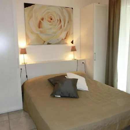 Lovely Flat Wiht Enclosed Garden And Fireplace