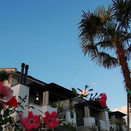 Апартаменты Lovely Flat Wiht Enclosed Garden And Fireplace