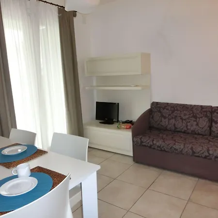 Апартаменты Lovely Flat Wiht Enclosed Garden And Fireplace Бибионе