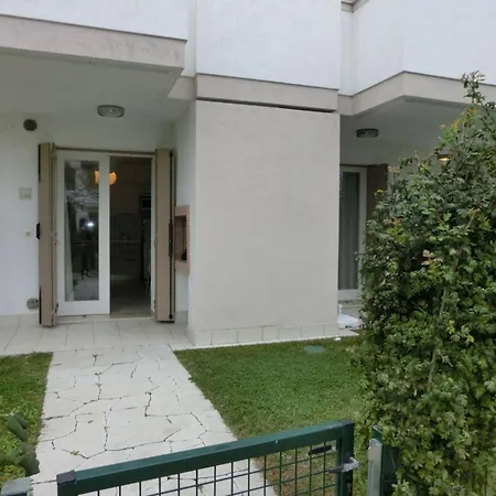 Lovely Flat Wiht Enclosed Garden And Fireplace Apartment