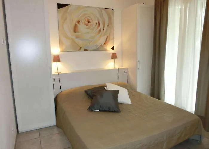 Lovely Flat Wiht Enclosed Garden And Fireplace