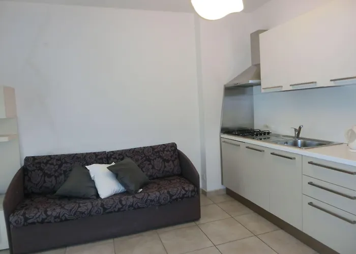 Lovely Flat Wiht Enclosed Garden And Fireplace